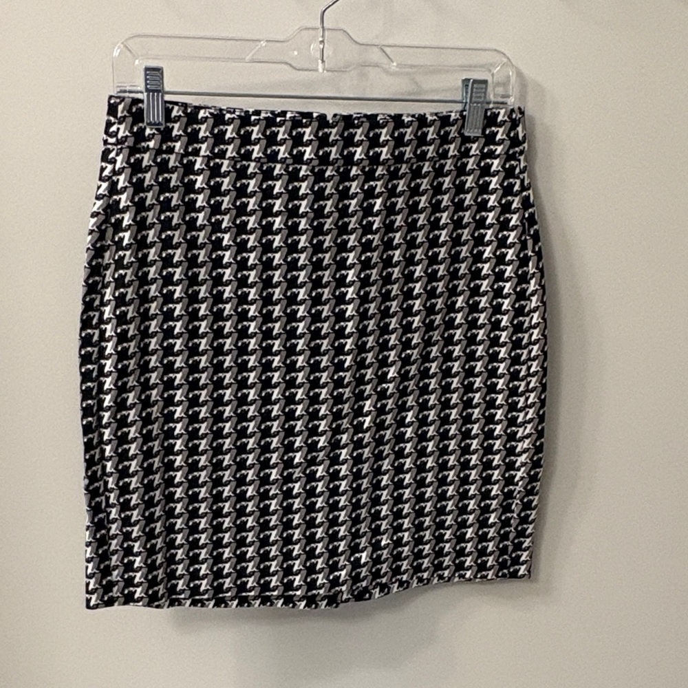 Banana Republic Black and White Houndstooth Pencil Skirt